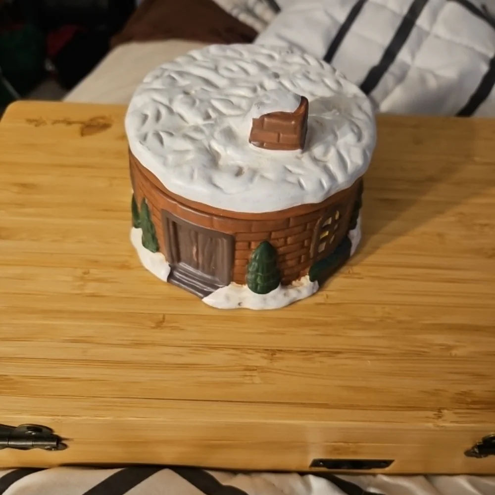 Vintage christmas candle, round cabin‎